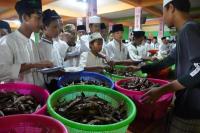 KKP Bagikan 5 Ton Ikan untuk Belasan Ribu Santri Lamongan