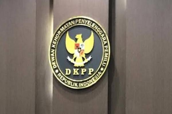 Dalam pokok aduan, Pengadu mendalilkan para Teradu telah tidak akuntabel, dan profesional karena adanya dugaan kebocoran data Daftar Pemilih Tetap (DPT) Pemilu Tahun 2024.