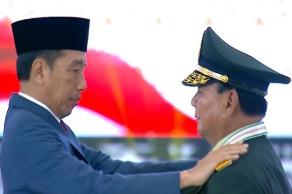 Presiden Jokowi menganugerahkan pangkat istimewa Jenderal TNI (HOR) kepada Menteri Pertahanan Prabowo Subianto. Kini, Prabowo menjadi Jenderal TNI kehormatan.