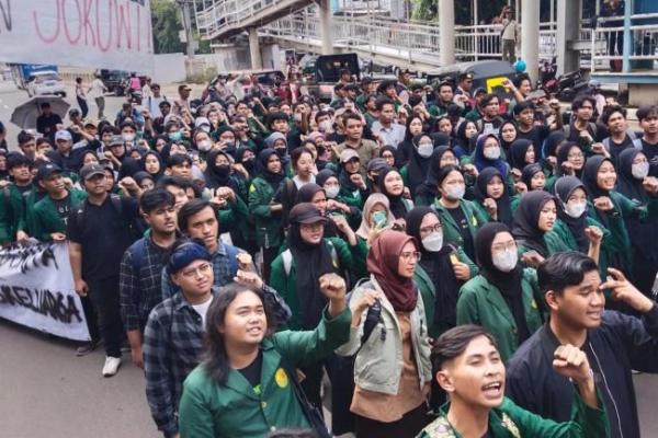 Mahasiswa juga mengejar mobil milik pejabat yang terlihat turut dikawal. Mereka menuntut pejabat yang berada di dalam mobil keluar. Dua pengawal pejabat tersebut langsung berlari menuju mobil pejabat dan mencegah mahasiswa membuka pintu mobil.