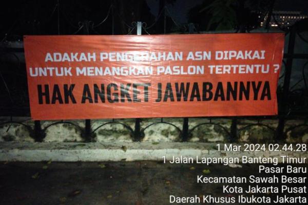 Diketahui spanduk yang berada di Kawasan Pasar Senen, Jakarta Pusat dan Lapangan Banteng Timur, Jakarta Pusat tersebut terpasang sejak dini hari tadi (Jumat, 1 Maret 2024).