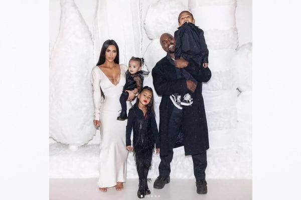 Kanye West Minta Kim Kardashian Keluarkan Anak-anaknya dari Sekolah Palsu Selebriti