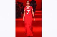 Penghormatan untuk Cristiano Ronaldo, Georgina Rodriguez Pakai Gaun Merah `MU` Nomor 7