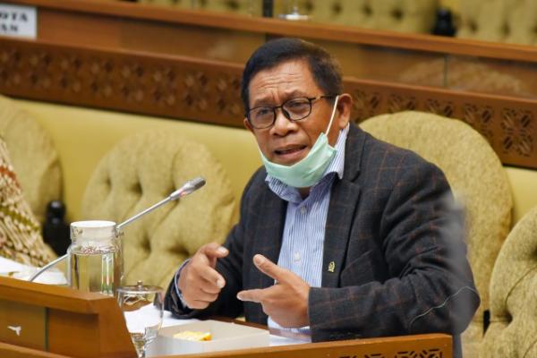 Penanganan Islamophobia dapat dilakukan dengan penguatan dialog antar negara. Contohnya, konflik muslim rohingya Myanmar serta Uighur Tiongkok merupakan wujud perlakuan diskriminasi serta islamophobia terhadap kelompok minoritas islam.