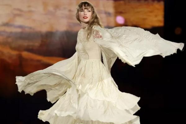 Cerita Taylor Swift Tentang Masa Kecil Ibunya di Singapura