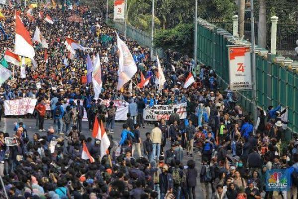 Arus kendaraan dari arah Semanggi menuju Slipi dialihkan melalui Jalan Gerbang Pemuda Senayan, Jakarta Pusat. Antisipasi kegiatan aksi penyampaian pendapat di depan MPR/DPR oleh elemen masyarakat.