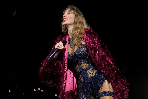  
Eras Tour Singapura, Taylor Swift Peluk Travis Kelce Usai Ubah Lirik Lagu Karma