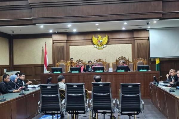 Achsanul Qosasi didakwa menerima Rp40 miliar terkait korupsi proyek BTS.