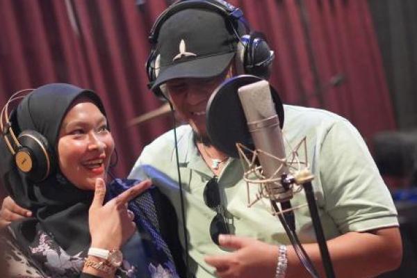 Cinta kepada istri dan keluarga, pebisnis Supri FX akan duet dengan istri lewat sebuah single.