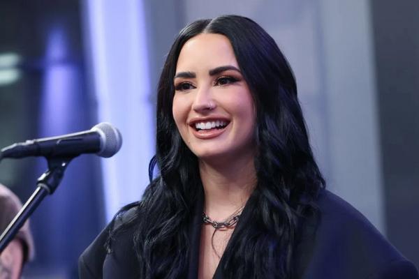 Biar Cantik Jelang Pernikahan, Demi Lovato Suntik Anti-Kerut di Wajah