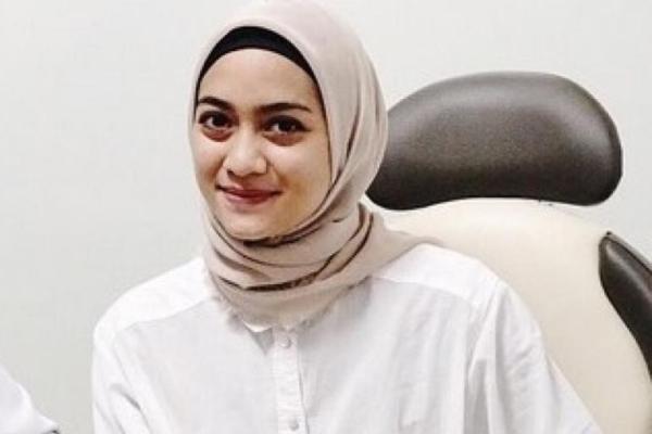 Ayudia Bing Slamet mengritik pedas PLN yang suka ngancam memutus listrik, namun sering padam