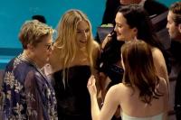 Bersaing untuk Aktris Terbaik Oscar 2024, Emma Stone, Lily Gladstone, dan Annette Bening Saling Berpelukan