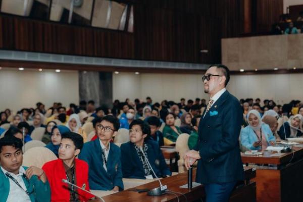 Ahmad Sahroni menyampaikan kuliah umum di depan 350 mahasiswa magang dari berbagai universitas di seluruh Indonesia yang terpilih untuk mengikuti program Kampus Merdeka.