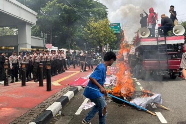 Massa yang tergabung dalam Kaukus Mahasiswa untuk Perubahan kembali menggelar aksi di dua lokasi, yakni Pengadilan Tinggi Tata Usaha (PTUN) Jakarta dan Mahkamah Agung (MA).