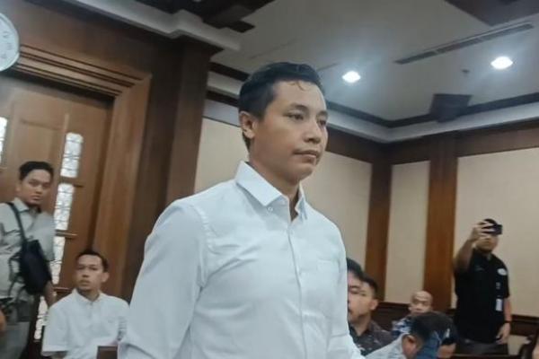 Masduki langsung mengikuti sidang pembacaan surat dakwaan.