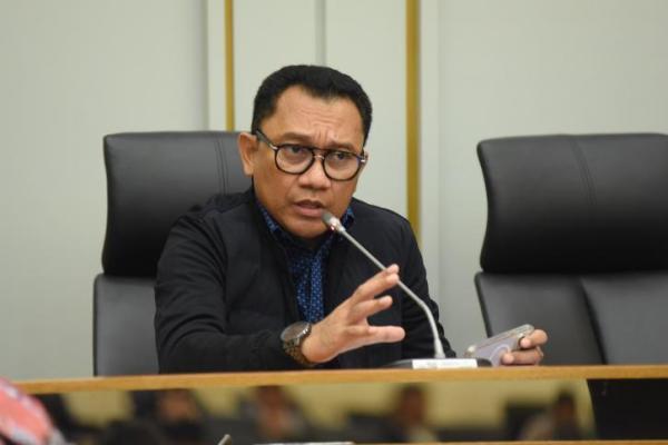 Saya sendiri terus terang sangat mendukung betul dan berharap rumah sakit ini bisa mewujudkan apa yang menjadi visi dan orientasinya itu, yakni, sebagai rumah sakit pendidikan, penelitian, dan pelayanan tadi.