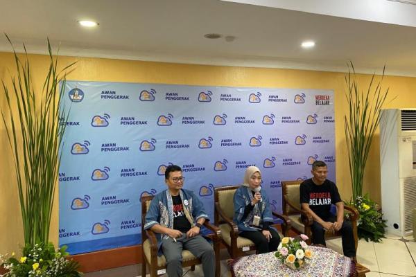 Kemdikbudristek meluncurkan Awan Penggerak, sistem yang dapatkan diakses secara daring maupun luring namun tetap bersinergi dengan Platform Merdeka Mengajar (PMM).