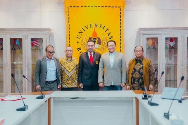 Wakil Ketua Komisi III DPR RI Ahmad Sahroni baru saja selesai menjalani ujian Seminar Hasil Penelitian (SHP) untuk disertasinya di Universitas Borobudur.