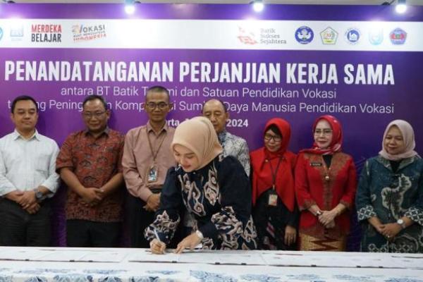 Komitmen ini diwujudkan dalam penandatanganan perjanjian kerja sama (PKS) antara SMK dengan industri, yang dalam hal ini adalah BT Batik Trusmi.
