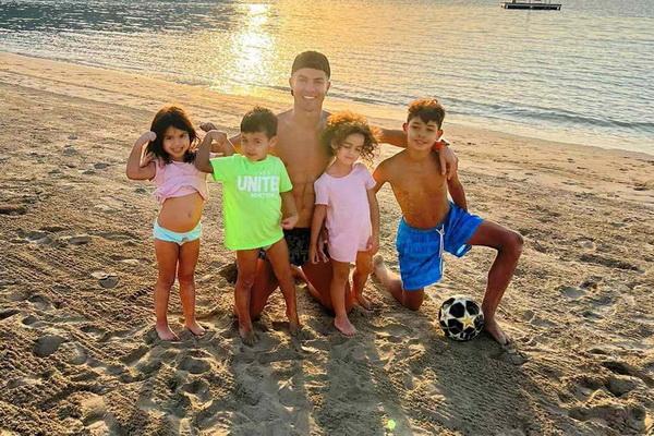 `Hot Daddy`, Cristiano Ronaldo Main di Pantai Bareng Anak-anaknya
