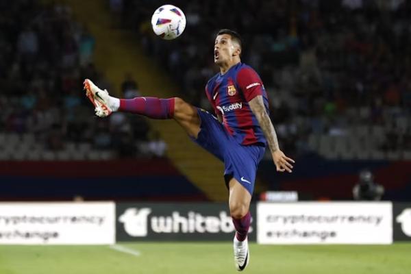 Barcelona terus mengejar kesepakatan pinjaman baru untuk bek sayap Manchester City, Joao Cancelo.