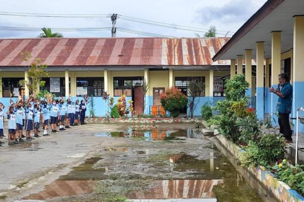 Sekolah ini pernah dipandang sebelah mata karena menjadi tempat penampungan siswa putus sekolah hingga tempat anak-anak mabuk.