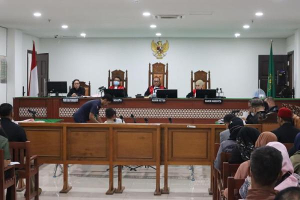 
Anggota KY Joko Sasmito dan tim bertindak sebagai pemantau langsung
