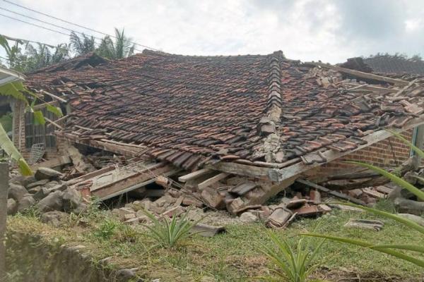 Gedung Sawunggaling Jimerto dan Rumah Sakit Husada Utama juga melaporkan kerusakan ringan