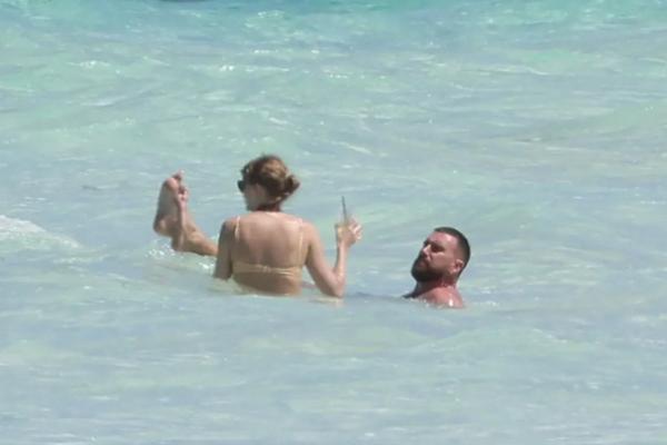  
Semilir Angin Bahama, Bikin Liburan Taylor Swift dan Travis Kelce Lebih Romantis