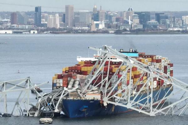 Jembatan Baltimore Runtuh Ditabrak Kapal Kargo, Banyak Kendaraan Terjun ke Sungai