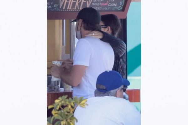 Vittoria Ceretti Pakai Cincin di Jari Manis, Leonardo DiCaprio Digosipkan Bertunangan