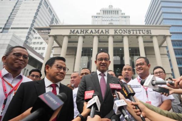 Sidang perdana hari ini dihadiri langsung oleh Anies Baswedan dan Muhaimin Iskandar.