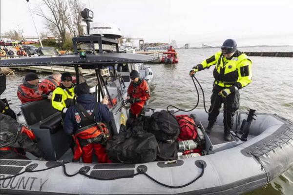 Jembatan Baltimore Runtuh Ditabrak Kapal Kargo, Enam Pekerja Konstruksi Hilang