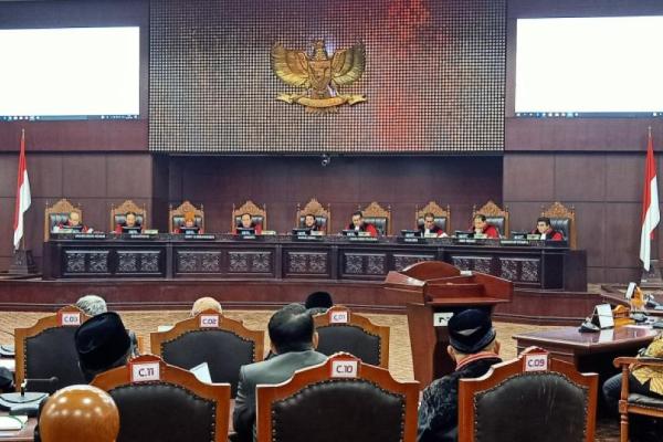 Hakim MK Arief Hidayat menegur sikapHasan Nasbi saat hendak disumpah.