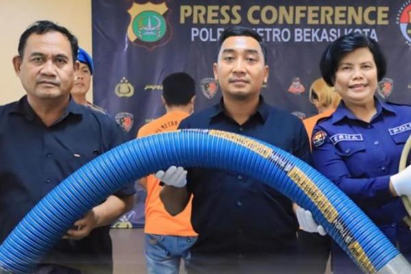 Polisi menetapkan tiga tersangka dalam kasus bahan bakar minyak (BBM) tercampur air di SPBU Jalan Juanda, Kota Bekasi