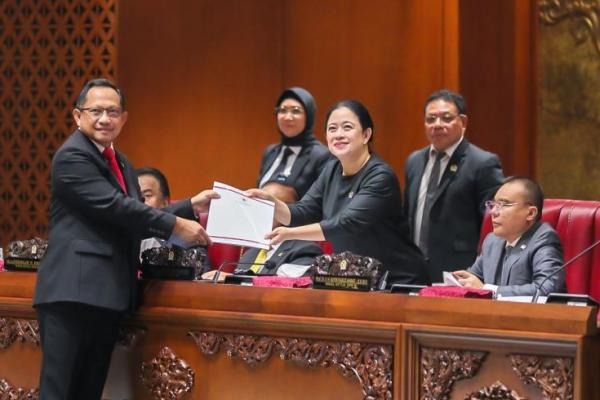 Rapat dinyatakan kuorum, dan dengan mengucapkan bismillahirrahmanirrahim, perkenankanlah kami pimpinan Dewan membuka Rapat Paripurna DPR RI yang ke-14 masa persidangan IV tahun sidang 2023-2024, hari Kamis 28 Maret 2024.