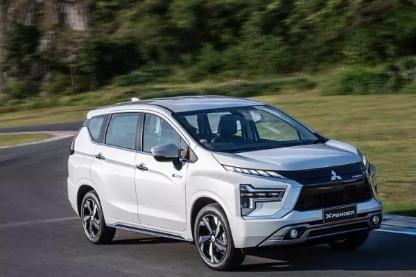 Menjawab pertanyan soal Xpander Hybird bakal dibawa masuk ke pasar Indonesia dimana tergantung dari perkembangan mobil hybrid