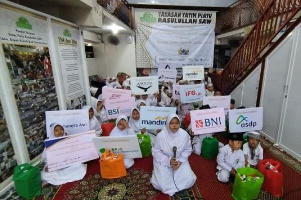 Santunan juga diberikan kepada anak-anak yatim di sejumlah yayasan yang tersebar di Jakarta, dengan jumlah penerima sebanyak 120 anak yatim piatu.