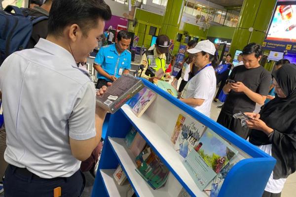 Kolaborasi Badan Bahasa dan PT KAI menyediakan puluhan ribu buku bagi calon penumpang kereta api di Daop 1 DKI Jakarta