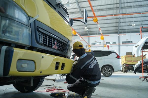 Tenaga mekanik professional dealer akan melayani konsumen yang datang ke Bengkel Siaga 24 Jam