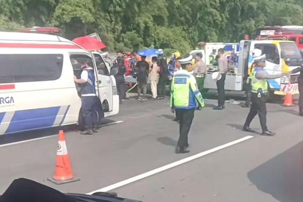 Kecelakaan tersebut melibatkan tiga kendaraan di KM 58 dari arah Bandung ke Jakarta pada pukul 07.04 WIB.
 