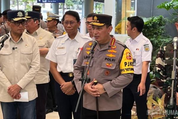 Kapolri Jenderal Listyo Sigit Prabowobersama Menhub datang langsung ke TKP kecelakaan maut Tol Jakarta Cikampek