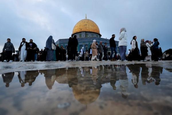 Lebih dari 60.000 Warga Palestina Shalat Idul Fitri di Masjid Al-Aqsa yang Diduduki Israel 