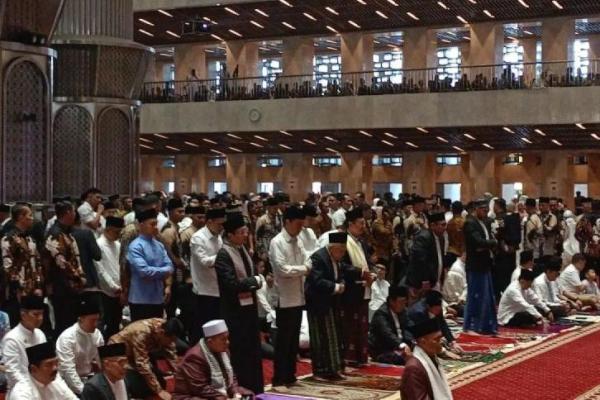 Presiden Jokowi bersama Wakil Presiden Ma`ruf Amin menunaikan Shalat Idul Fitri 1445 H di Masjid Istiqlal, Jakarta, Rabu (10/4).