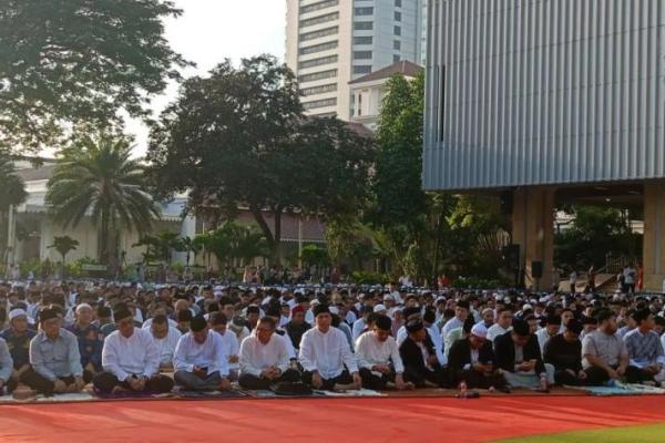 Umat Muslim Padati Balai Kota DKI untuk Sholat Idul Fitri