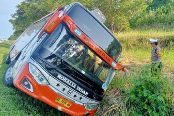 Pengemudi Bus dijerat dengan Pasal 310 Undang-Undang Nomor 22 Tahun 2009 