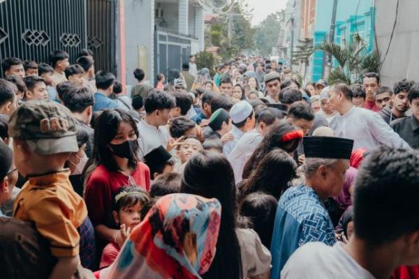 Momen perayaan Hari Raya Idul Fitri memang selalu memiliki makna dan keseruan tersendiri. Salah satunya terlihat dari pantauan media sosial @ahmadsahroni88.