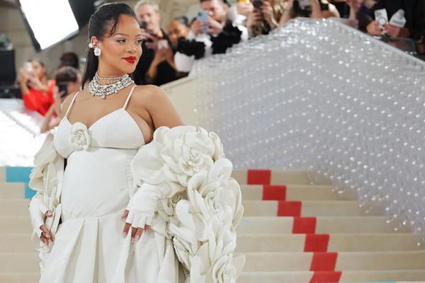 Selalu Berpakaian Fantastis, Rihanna Kembali Masuk Daftar Undangan Met Gala