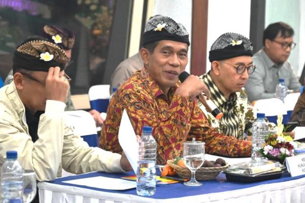 Tim Kunjungan Kerja Reses Komisi I DPR RI mendorong LPP RRI Denpasar Bali untuk selalu mengupdate program siaran bermuatan kearifan lokal secara multiplatform guna mendorong peningkatan pariwisata di Bali.