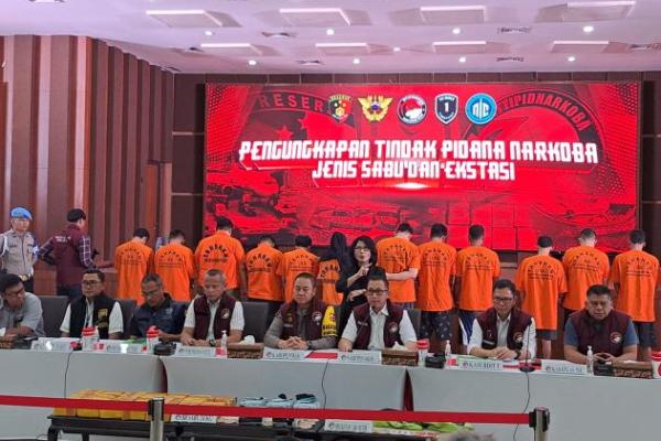 Dittipidnarkoba Bareskrim Polri bongkar dua kasus peredaran narkotika yang diselundupkan melalui jalur udara dan laut